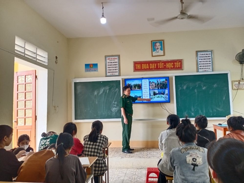 Phổ biến kiến thức qua “Tiết học vùng biên”